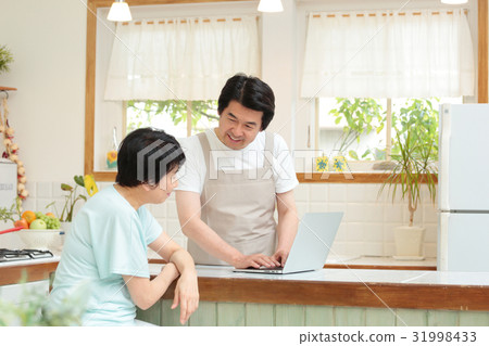 Middle couple kitchen 31998433
