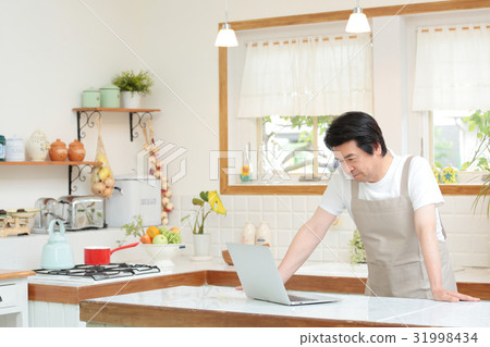 Middle male kitchen Middle male kitchen 31998434