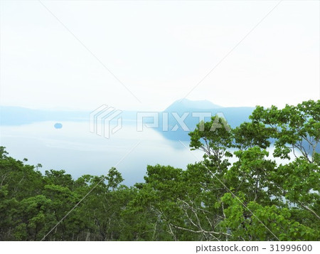 Lake Mashu boasts the second largest transparency in the world. It is called a mysterious lake characterized by its unique blue color called "Mellow Blue". Lake Mashu boasts the second largest transparency in the world. It is called a mysterious lake characterized by its unique blue color called "Mellow Blue". 31999600