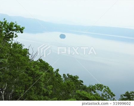 Lake Mashu boasts the second largest transparency in the world. It is called a mysterious lake characterized by its unique blue color called "Mellow Blue". Lake Mashu boasts the second largest transparency in the world. It is called a mysterious lake characterized by its unique blue color called "Mellow Blue". 31999602