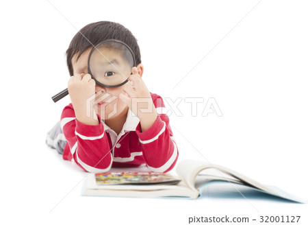 kid looking through from magnifying glass 32001127