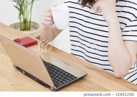 Young woman operating a laptop computer Body parts Parts cut 32001288