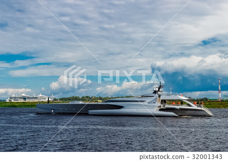 Large silver trimaran 32001343