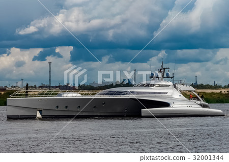 Large silver trimaran Large silver trimaran 32001344