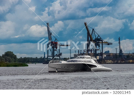 Large silver trimaran Large silver trimaran 32001345