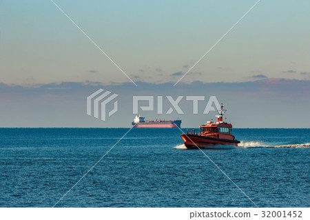 Orange pilot ship 32001452