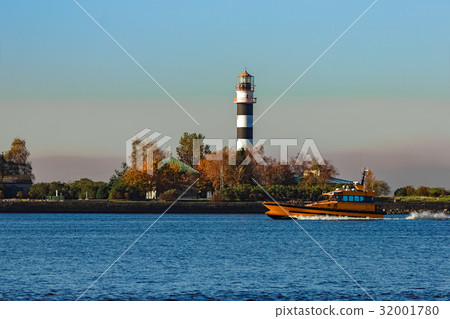 Orange pilot ship 32001780