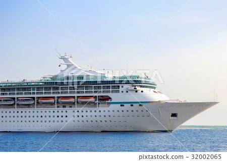 White cruise ship underway White cruise ship underway 32002065