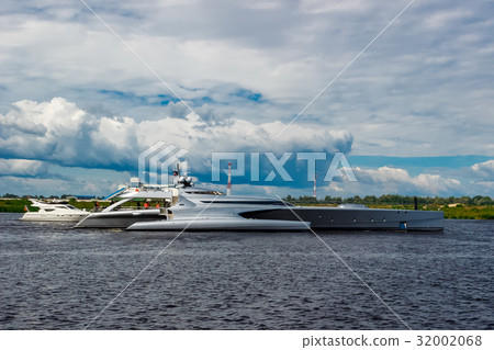 Large silver trimaran Large silver trimaran 32002068