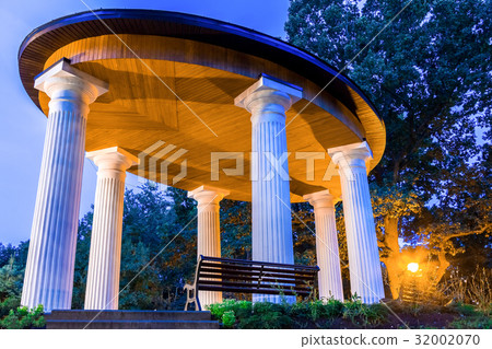 Alcove with white columns Alcove with white columns 32002070