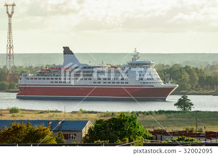 Red cruise ship 32002095