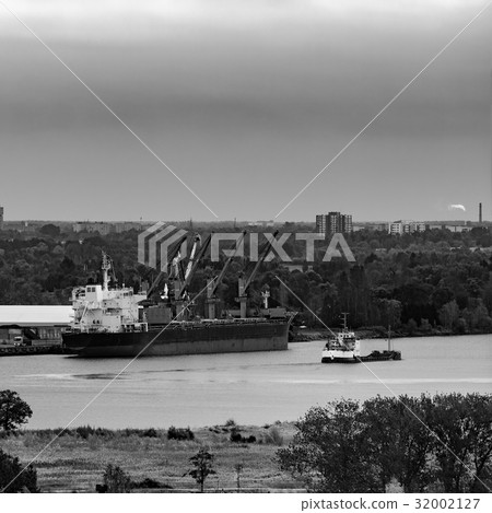 Cargo ship loading Cargo ship loading 32002127