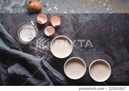 Creme brulee  without the caramelized crust in th Creme brulee  without the caramelized crust in th 32002607