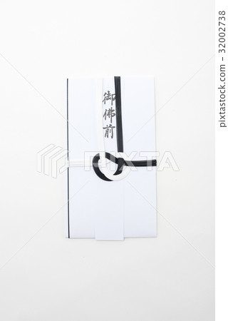 僅菩薩前面白色背景信封複製空間 32002738