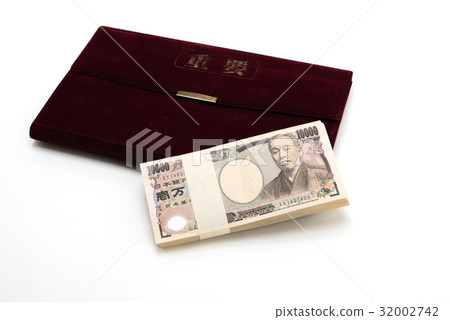 Cases containing important documents such as insurance policies and passbooks and the case of a 10,000 yen cash note 32002742