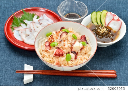 Taco rice, octopus rice. cooked rice. Sashimi of the North Sea raw octopus (Mizudo) and octopus with mozuku vinegar. Taco rice, octopus rice. cooked rice. Sashimi of the North Sea raw octopus (Mizudo) and octopus with mozuku vinegar. 32002953