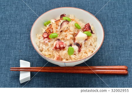 炸玉米餅米飯,章魚米飯。煮熟的米飯。我們用電飯煲從摩洛哥煮了蒸的醬汁。 炸玉米餅米飯,章魚米飯。煮熟的米飯。我們用電飯煲從摩洛哥煮了蒸的醬汁。 32002955