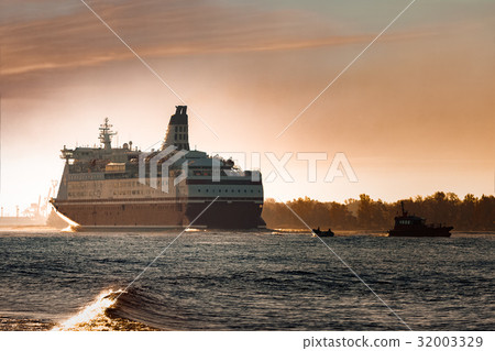Big cruise liner 32003329