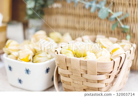 Cape gooseberry (Physalis) in basket 32003714