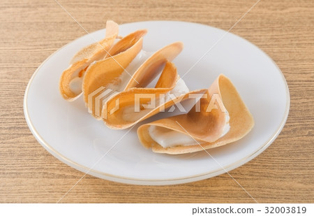 Thai Crispy Pancake with Coconut Cream and Coconut 32003819