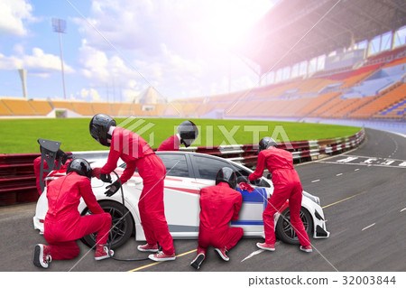 Pit stop with team maintaining technical service Pit stop with team maintaining technical service 32003844