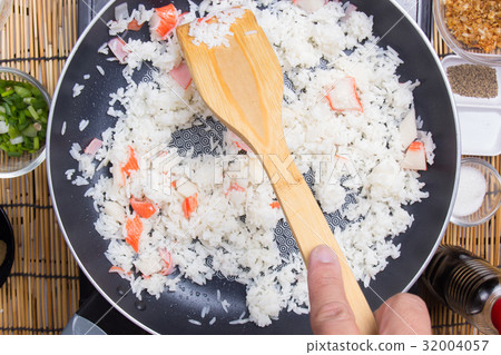 Chef cooking rice in pan Chef cooking rice in pan 32004057
