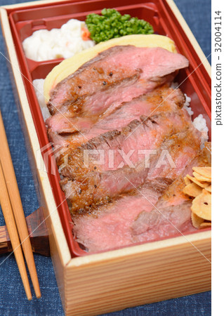 Delicious Kuroge Wagyu Beef Steak Bento 32004114