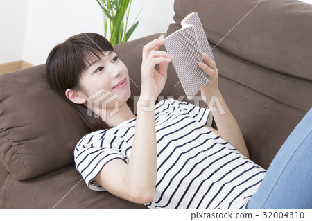 讀一個的少婦，當說謊在沙發時 32004310