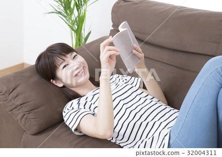 讀一個的少婦,當說謊在沙發時 讀一個的少婦,當說謊在沙發時 32004311