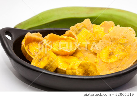 Raw plantain cups, patacones and pieces 32005119