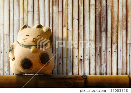 Japan Maneki Neko or beckoning cat,mascot of lucky 32005528