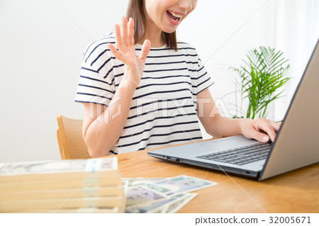 女主婦妻子家庭工作子公司收入個人電腦工作 女主婦妻子家庭工作子公司收入個人電腦工作 32005671