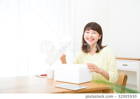 打開盒子Lady Mail Order Online Shopping Mail Order 打開盒子Lady Mail Order Online Shopping Mail Order 32005930