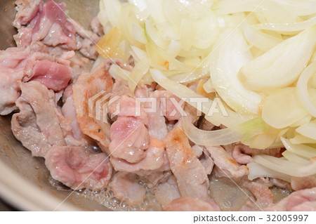 Stir-fried delicious pork with onion Stir-fried delicious pork with onion 32005997