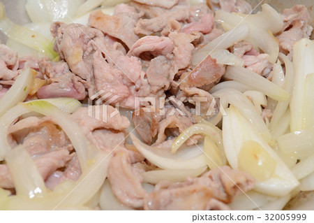 Stir-fried delicious pork with onion Stir-fried delicious pork with onion 32005999