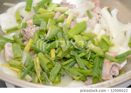 Stir-fried pork with delicious onion and onion Stir-fried pork with delicious onion and onion 32006022