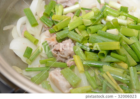 Stir-fried pork with delicious onion and onion Stir-fried pork with delicious onion and onion 32006023