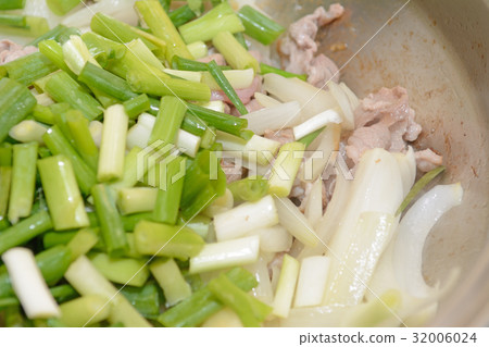 Stir-fried pork with delicious onion and onion Stir-fried pork with delicious onion and onion 32006024
