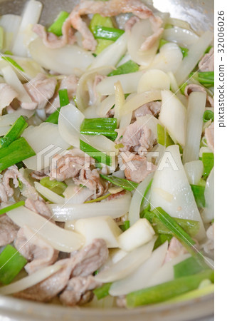 Stir-fried pork with delicious onion and onion Stir-fried pork with delicious onion and onion 32006026