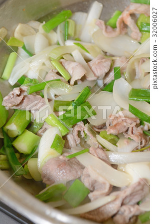 Stir-fried pork with delicious onion and onion Stir-fried pork with delicious onion and onion 32006027