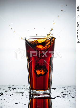 Splashes of drink from a glass Splashes of drink from a glass 32006029