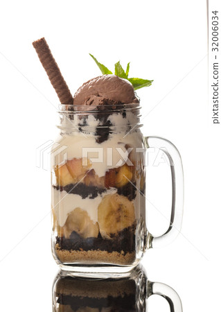 Fruit dessert with ice cream 32006034