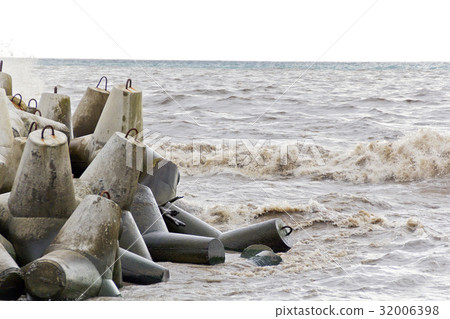 Sea foam waves in it is a nasty day Sea foam waves in it is a nasty day 32006398