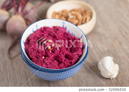Beetroot pesto in a blue bowl 32006830