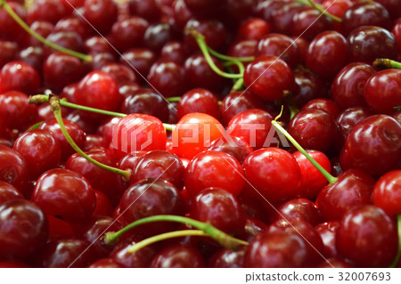 Sweet red cherry Sweet red cherry 32007693