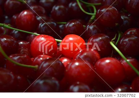 Sweet red cherry Sweet red cherry 32007702
