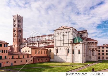 Facade and bell tower of Lucca Cathedral, Italy Facade and bell tower of Lucca Cathedral, Italy 32008148