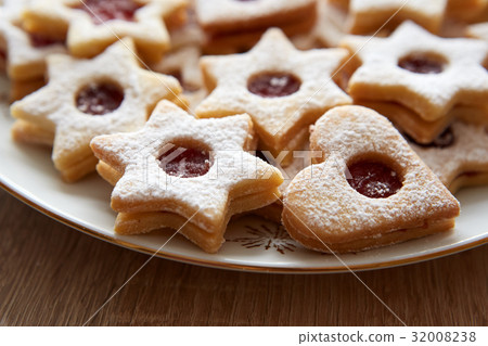 Closeup of Christmas Linzer cookies 32008238