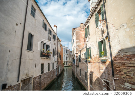 View of building along the canal in Venice. 32009306