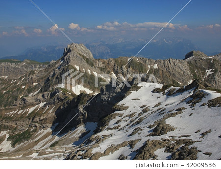 Lisengrat and mountains of the Alpstein Range 32009536